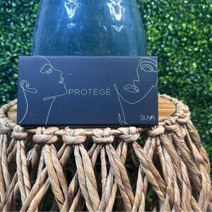 Protege eye and face palette